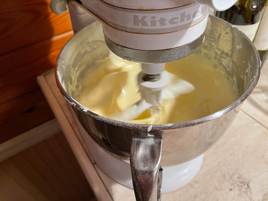 mixing_cheesecake