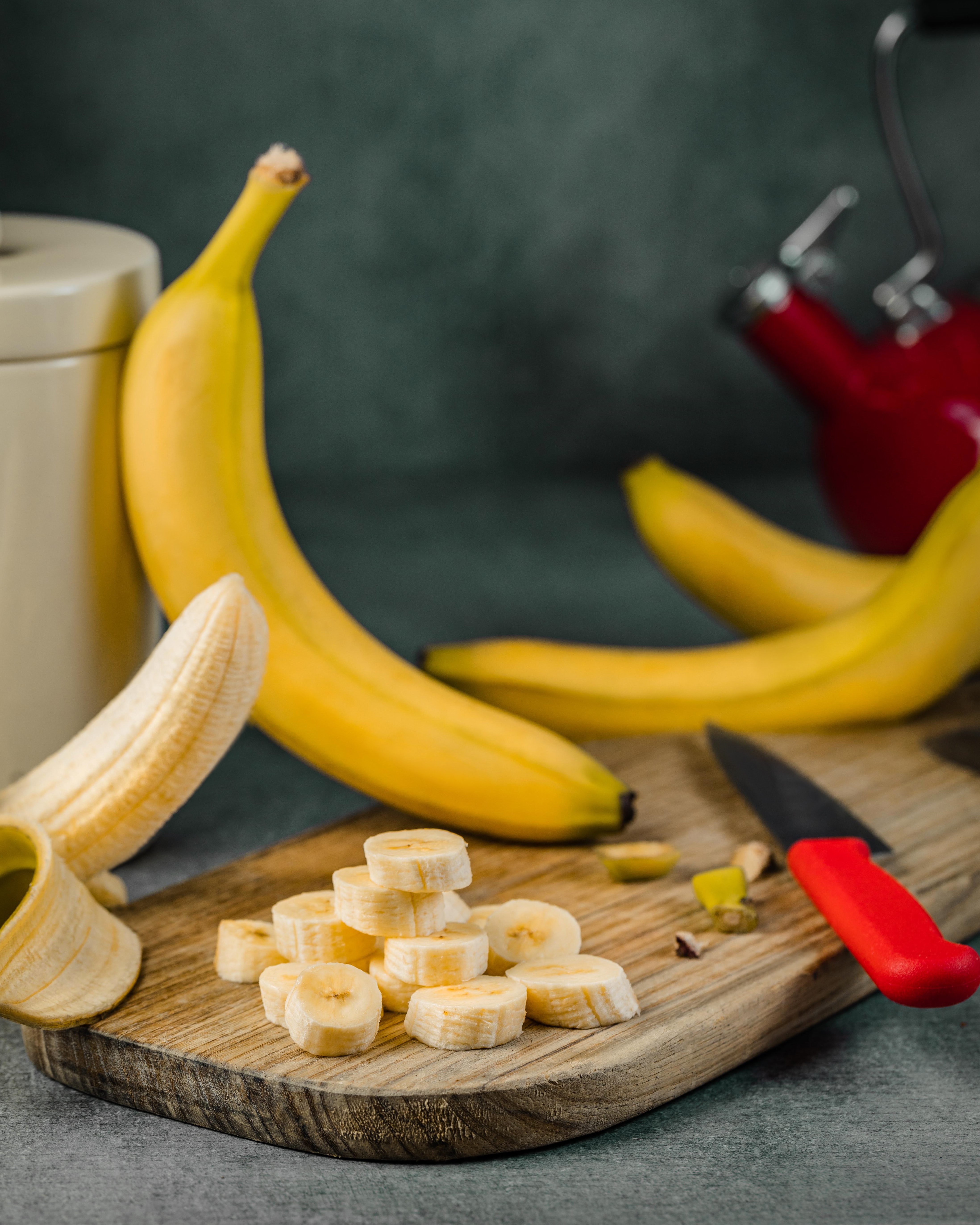 Sliced bananas on a cutting board. Image taken by Eiliv Aceron