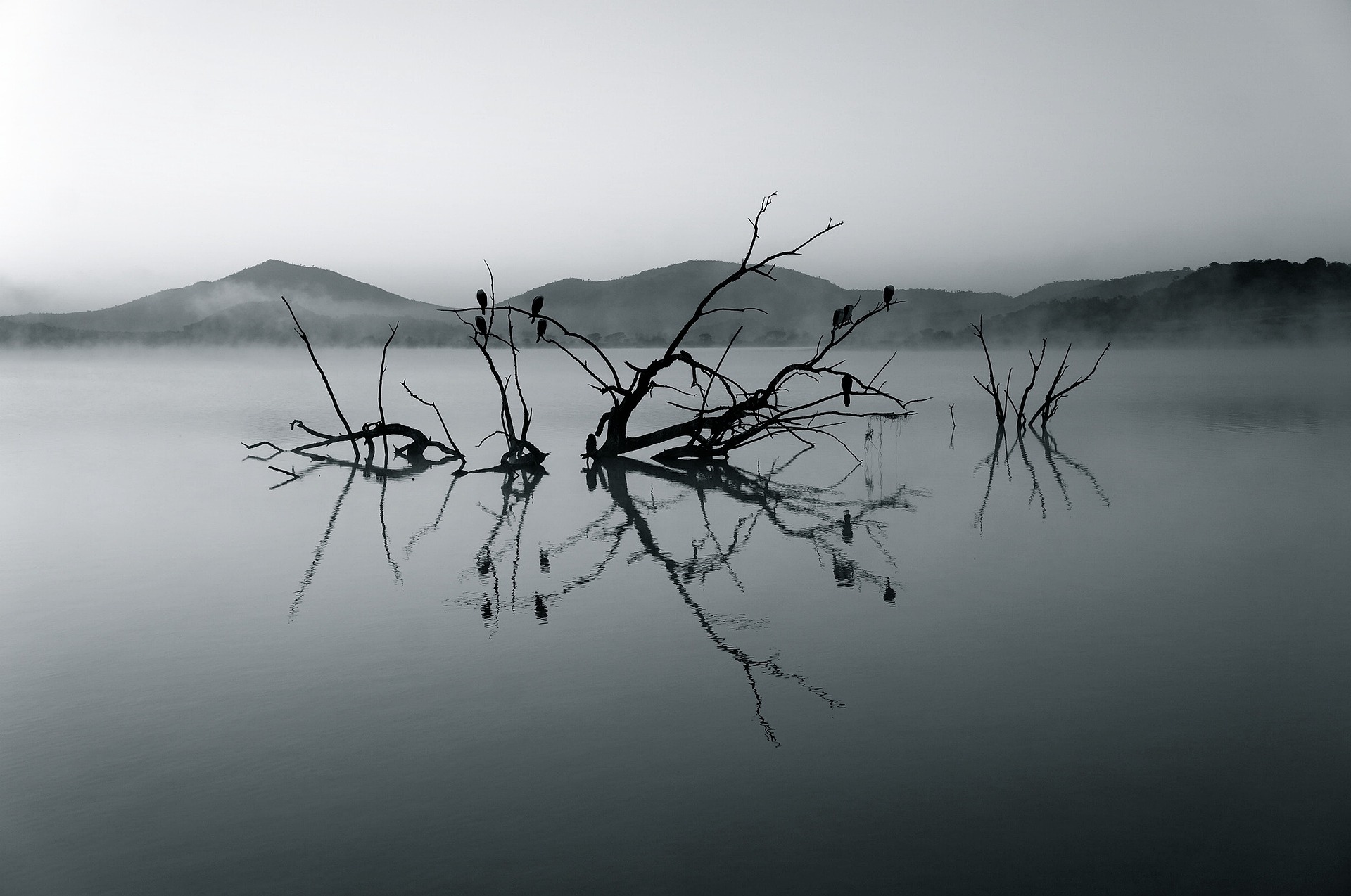 a picture of a deserted lake
