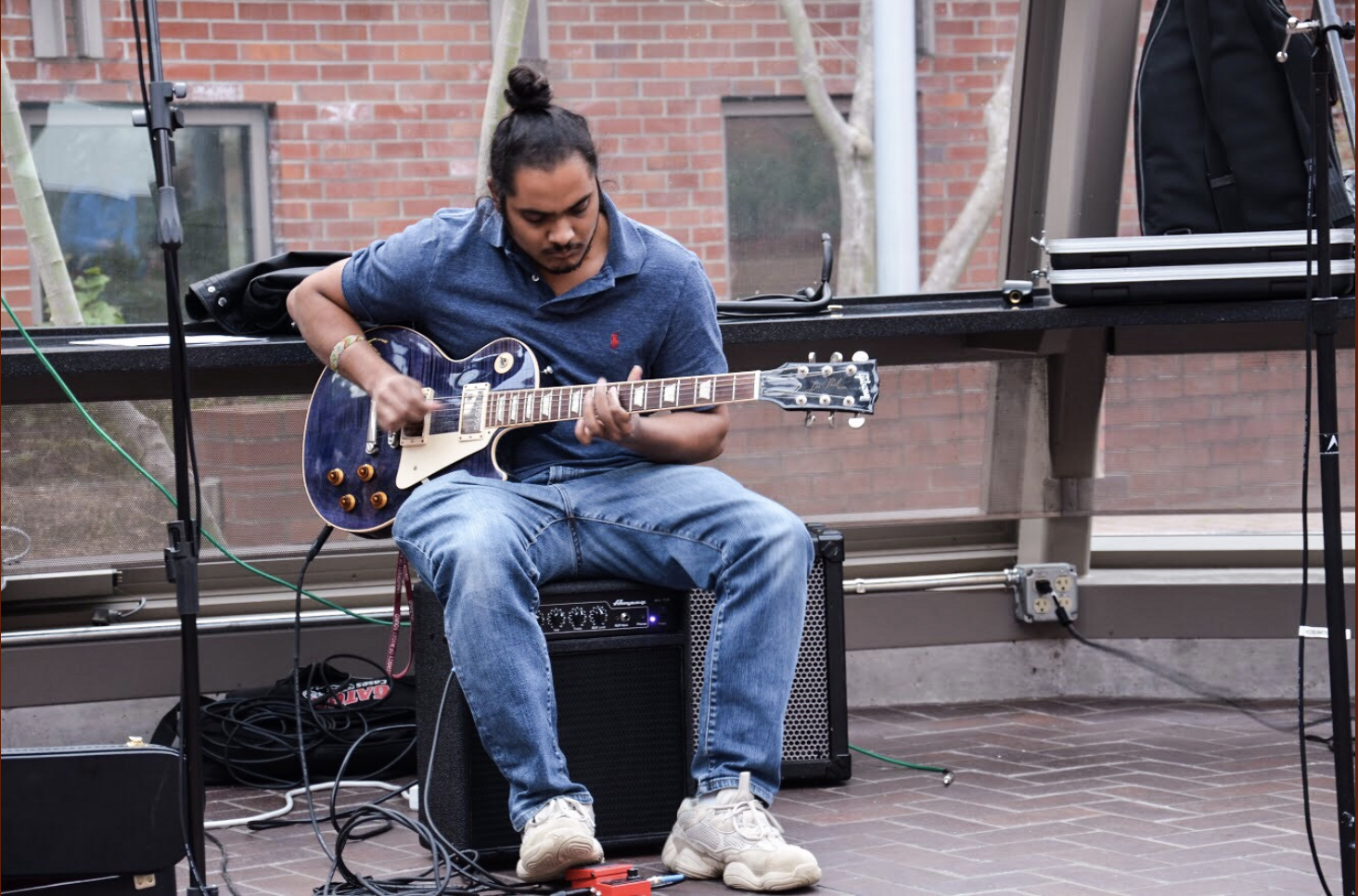 Sanjay Singh ’19 performing on electric guitar.