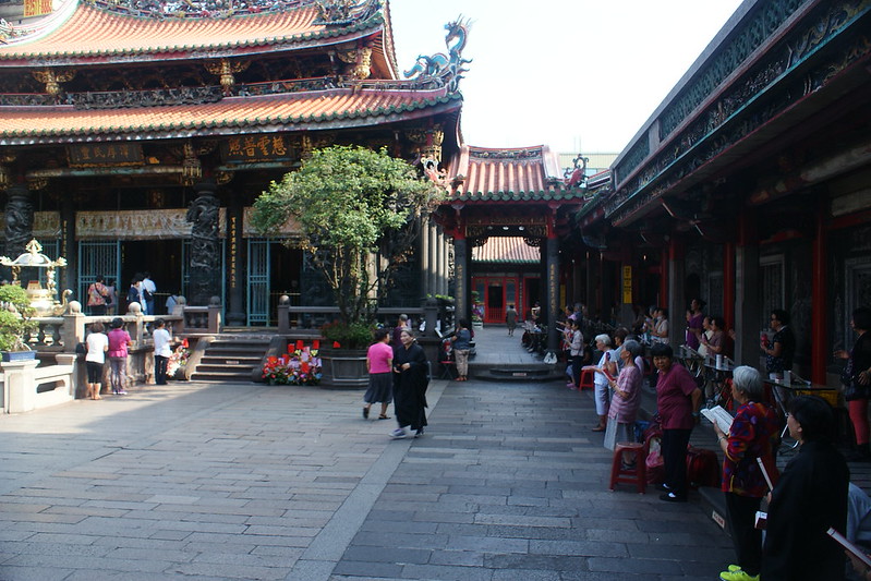 inside area of Longshan Temple with walkway