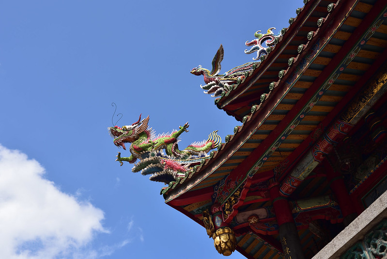 top of temple with colorful dragon statues