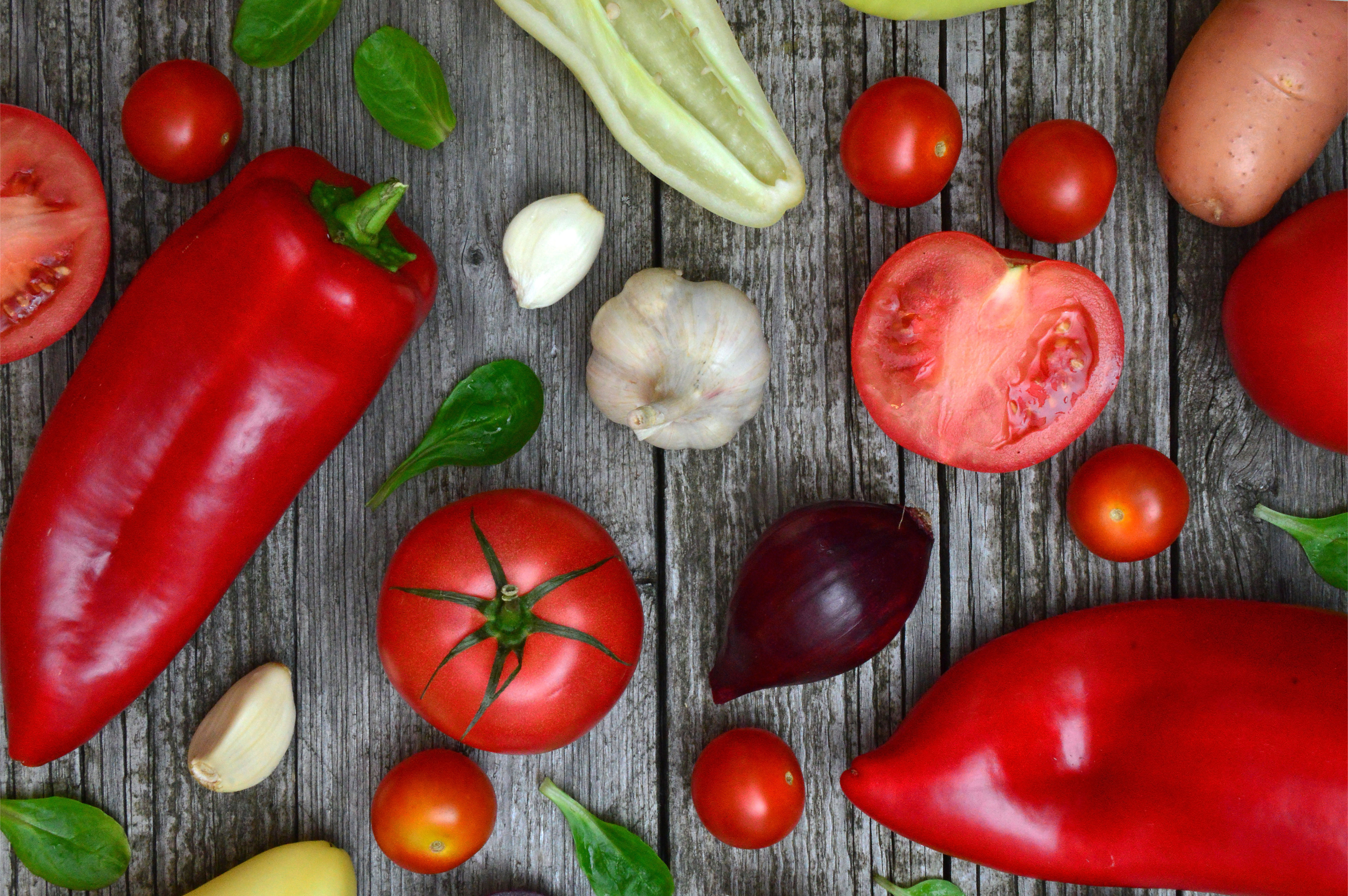 Tomatoes, bell peppers, garlic and other veggies.